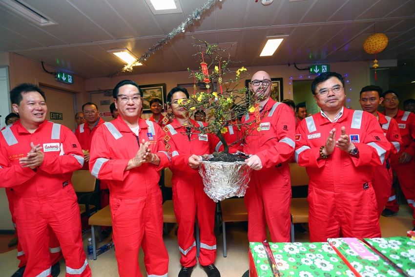 lanh dao pvn chuc tet nguoi lao dong dau khi tren cac cong trinh bien