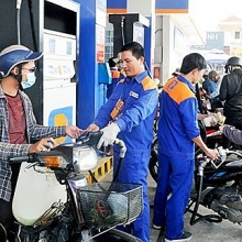 vu thi truong trong nuoc luon du xang dau phuc vu nguoi dan
