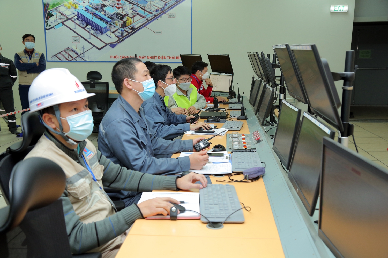 Đốt lửa lần đầu bằng dầu của NMNĐ Thái Bình 2 là dấu mốc quan trọng