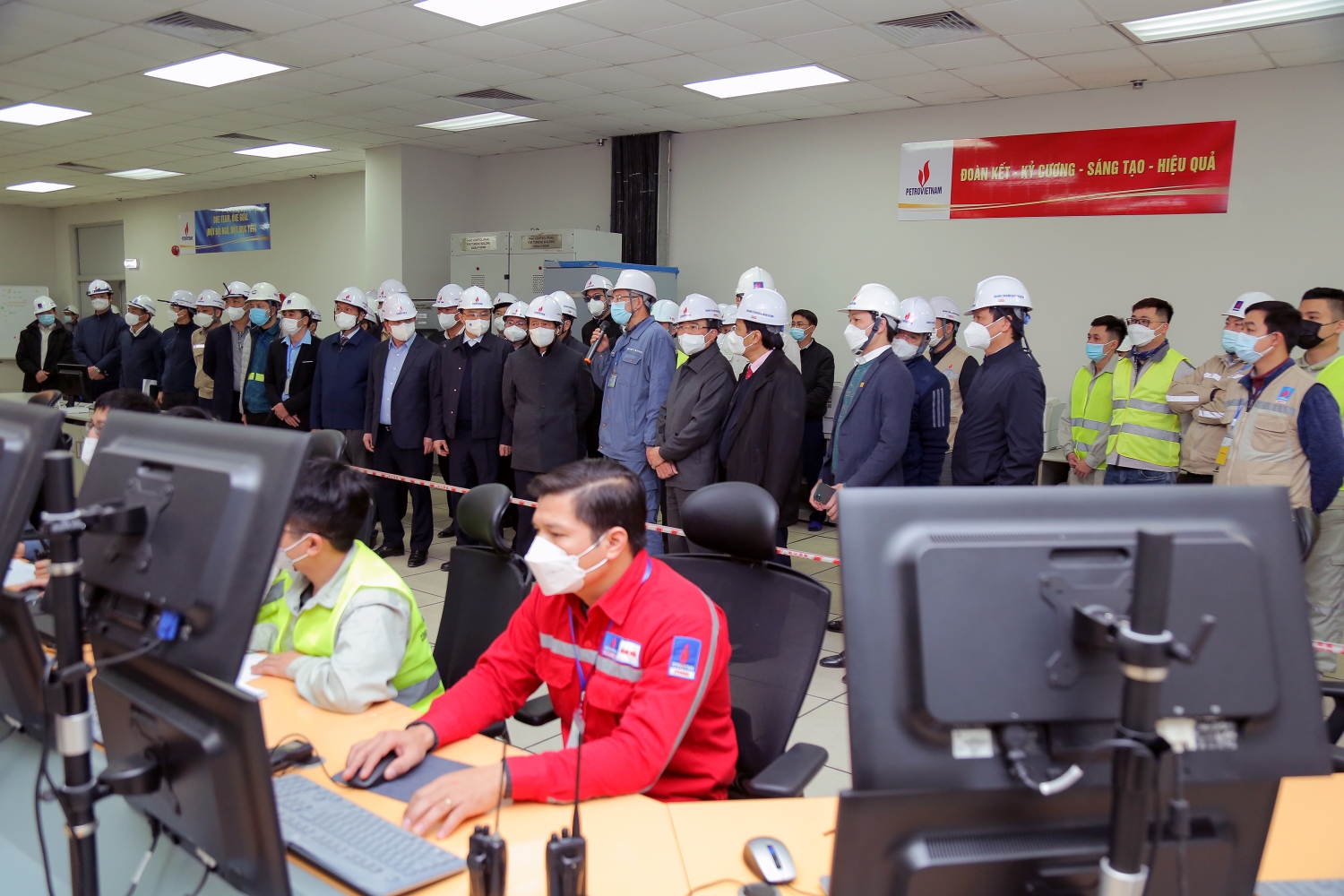 Đốt lửa lần đầu bằng dầu của NMNĐ Thái Bình 2 là dấu mốc quan trọng