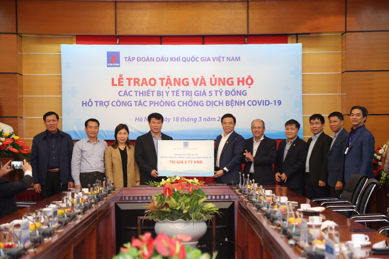 pvn trao thiet bi y te ho tro cong tac phong chong dich covid 19