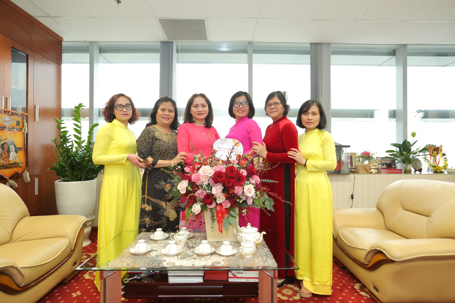 Nữ cán bộ Cơ quan Tập đoàn Dầu khí Việt Nam duyên dáng với áo dài