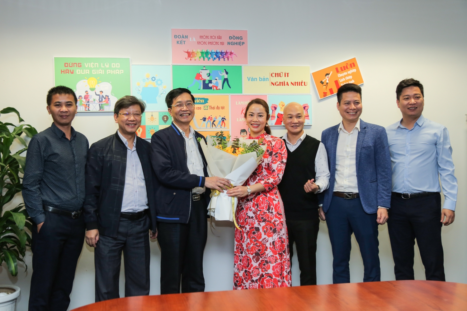 Nữ cán bộ Cơ quan Tập đoàn Dầu khí Việt Nam duyên dáng với áo dài
