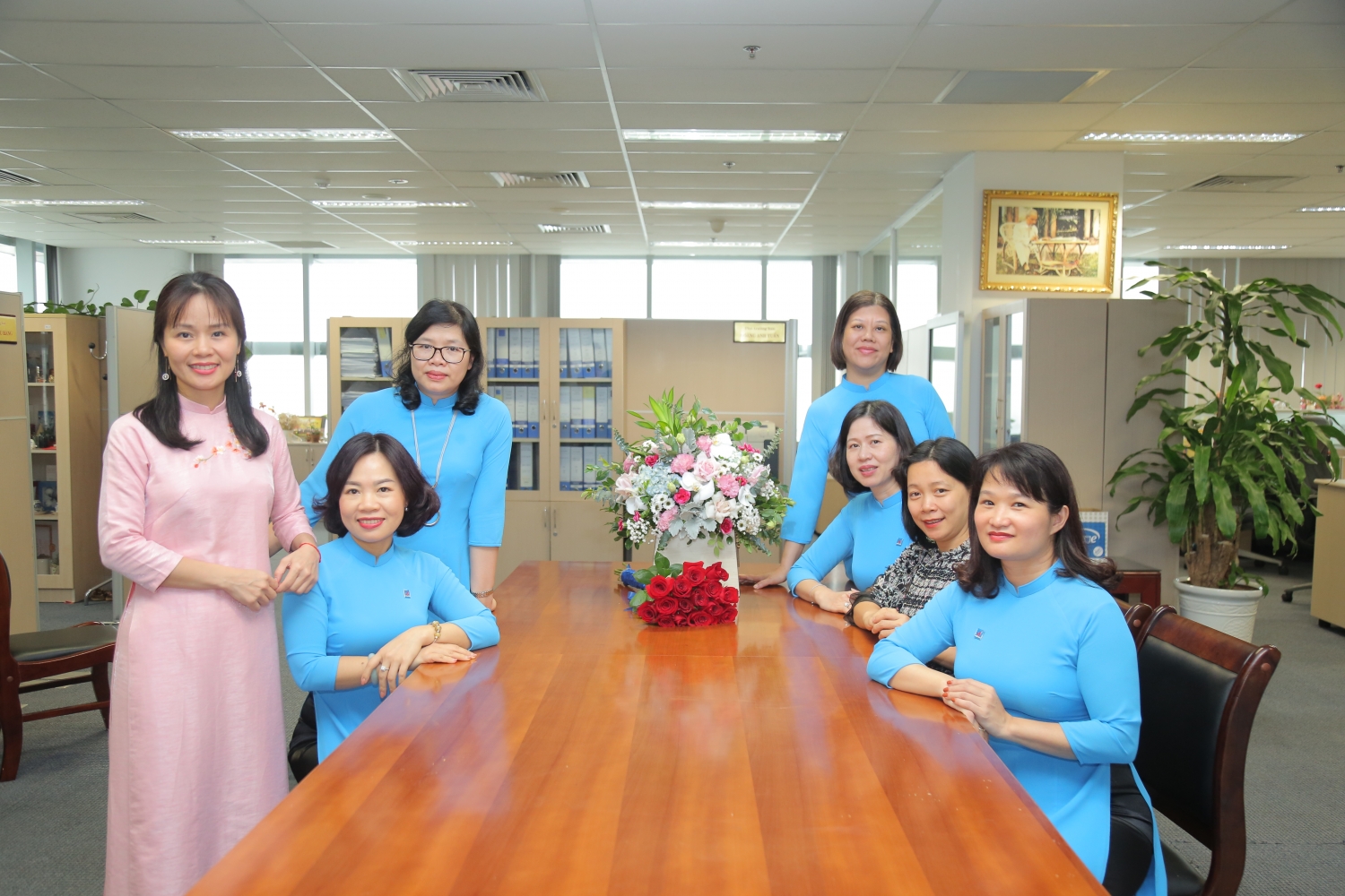 Nữ cán bộ Cơ quan Tập đoàn Dầu khí Việt Nam duyên dáng với áo dài