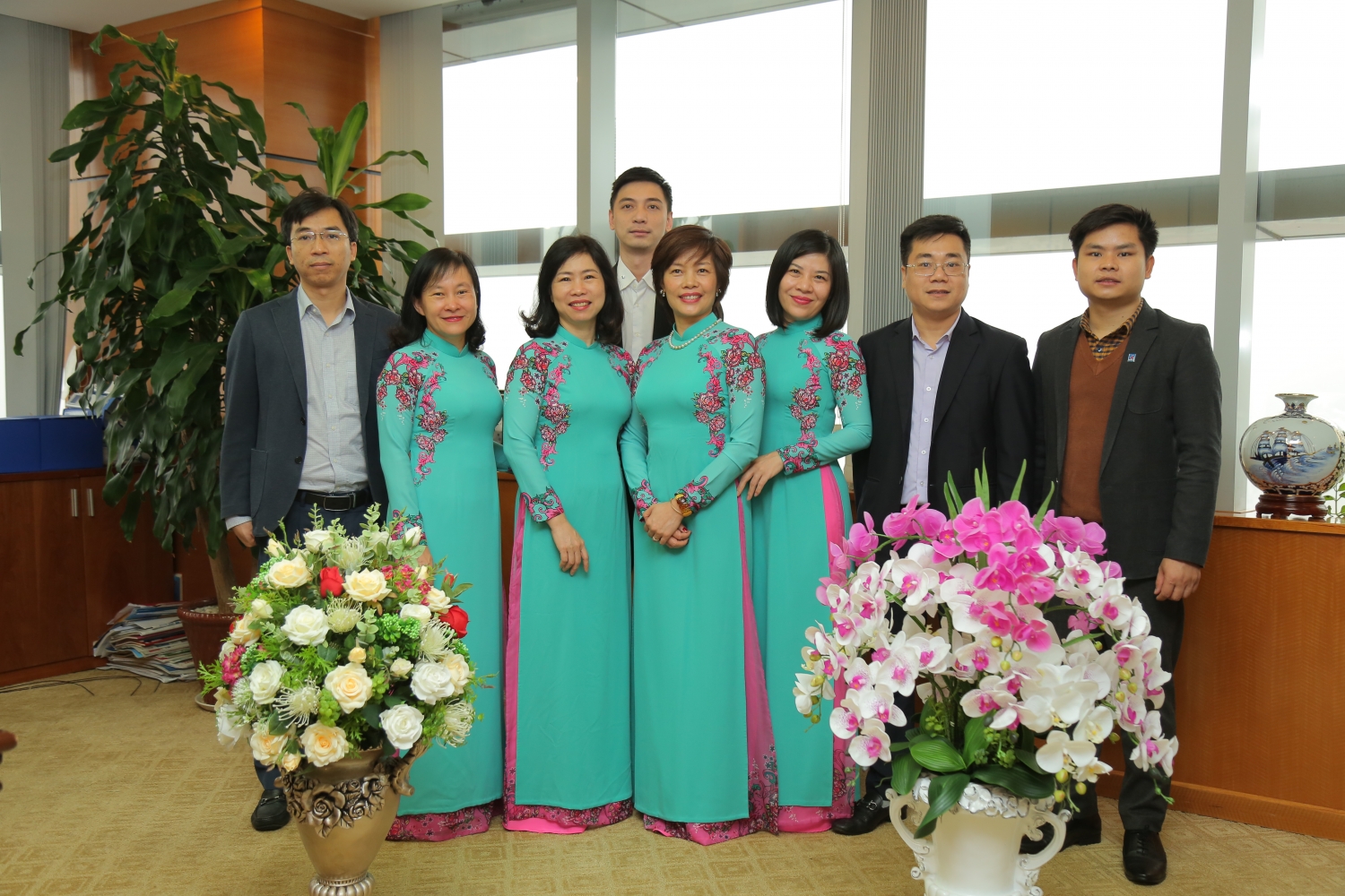 Nữ cán bộ Cơ quan Tập đoàn Dầu khí Việt Nam duyên dáng với áo dài