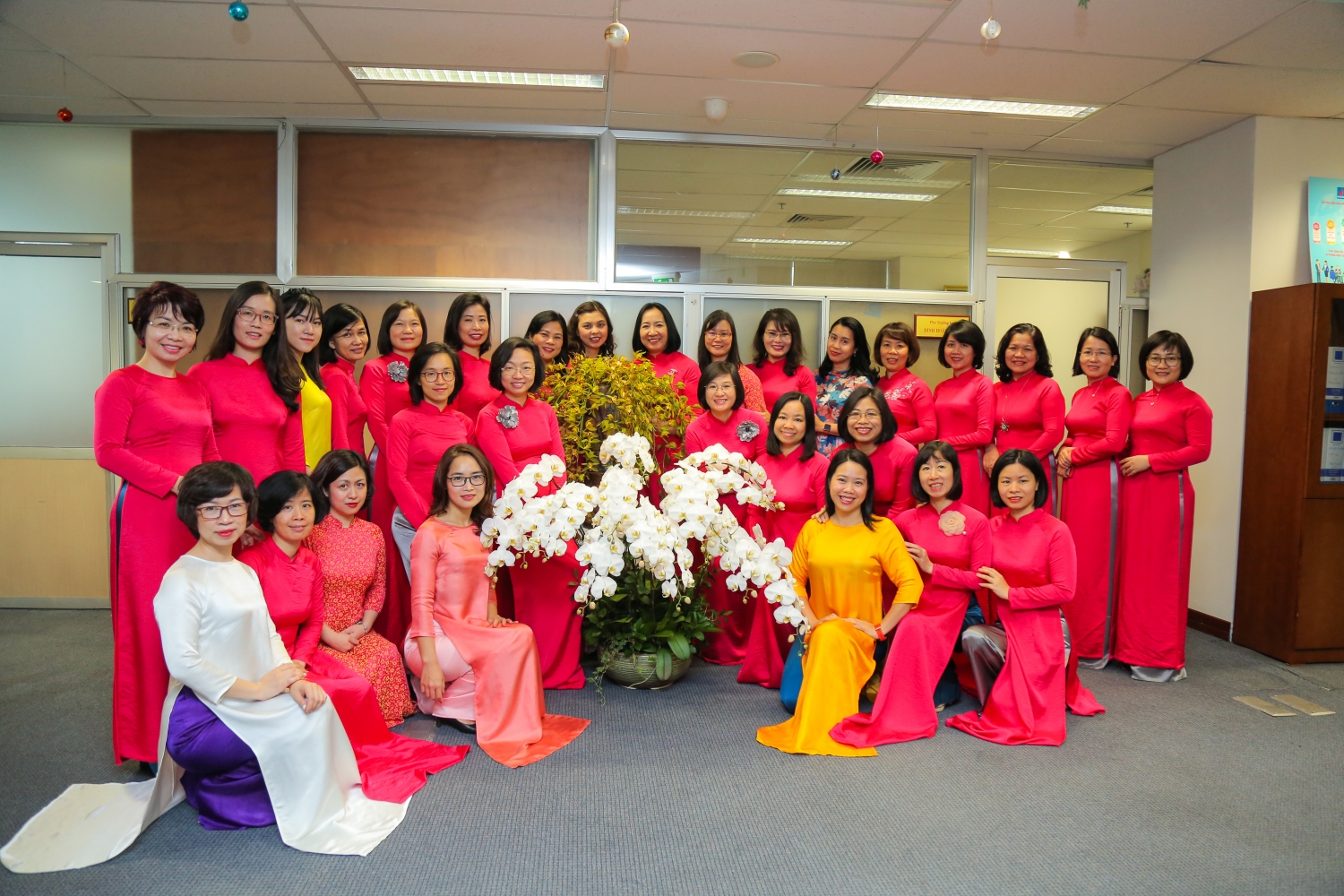 Nữ cán bộ Cơ quan Tập đoàn Dầu khí Việt Nam duyên dáng với áo dài