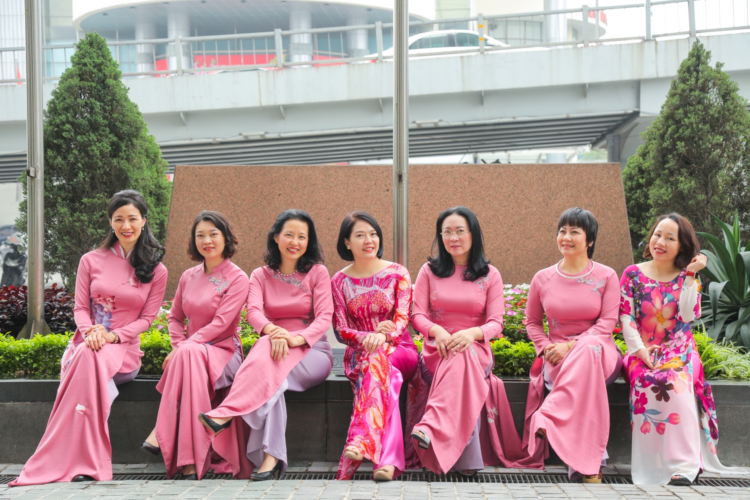 Nữ cán bộ Cơ quan Tập đoàn Dầu khí Việt Nam duyên dáng với áo dài