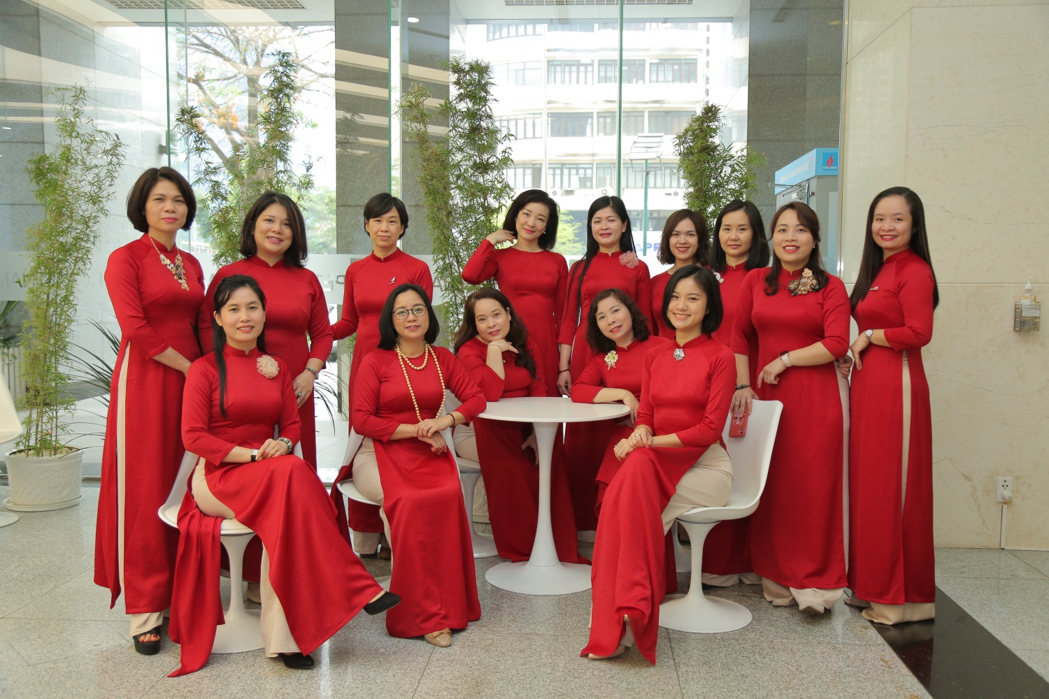 Nữ cán bộ Cơ quan Tập đoàn Dầu khí Việt Nam duyên dáng với áo dài