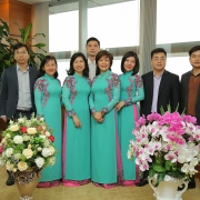 Nữ cán bộ Cơ quan Tập đoàn Dầu khí Việt Nam duyên dáng với áo dài