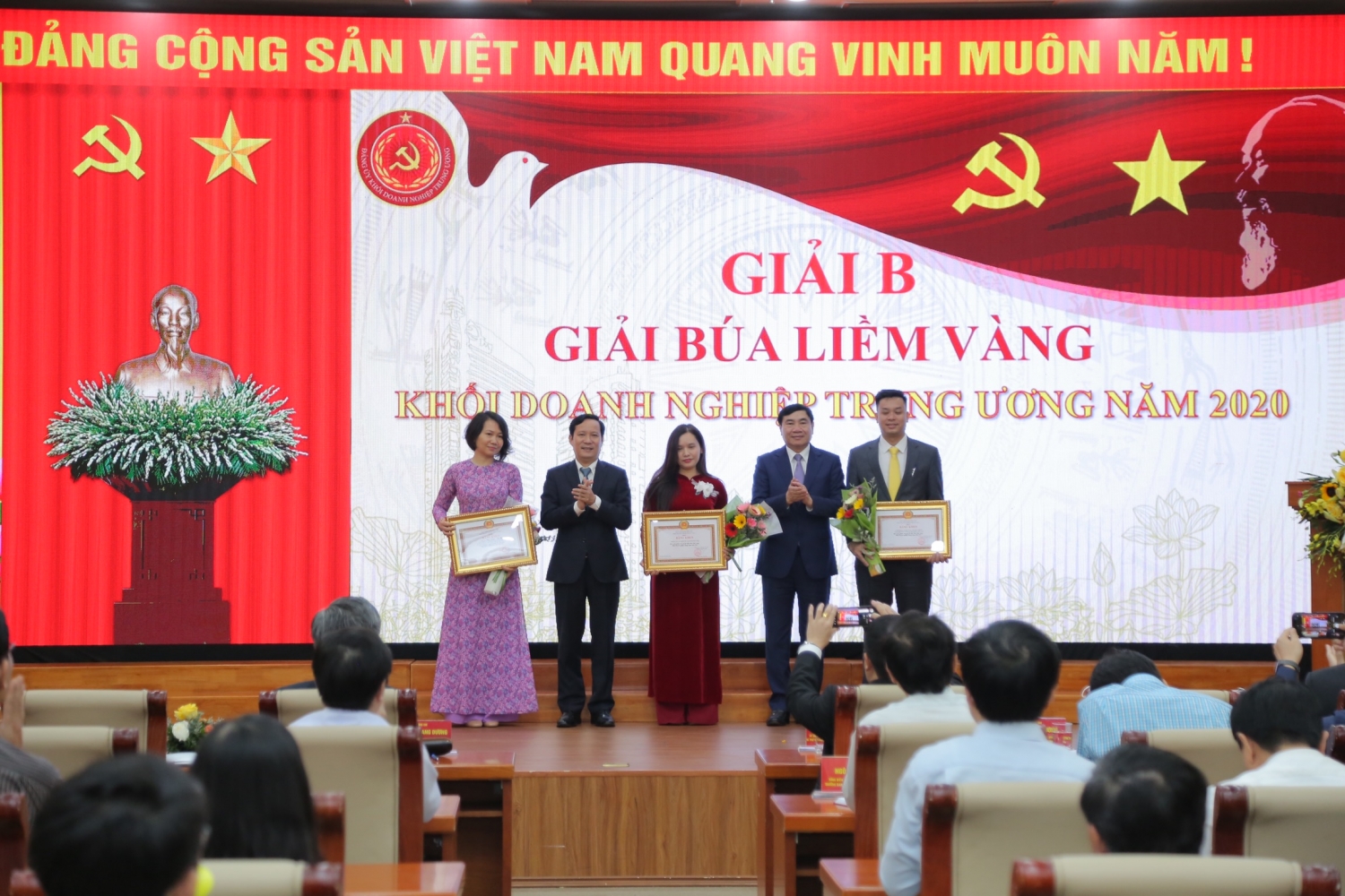 Tạp chí Năng lượng Mới đạt Giải C Giải Búa liềm vàng Đảng ủy Khối DNTW năm 2020