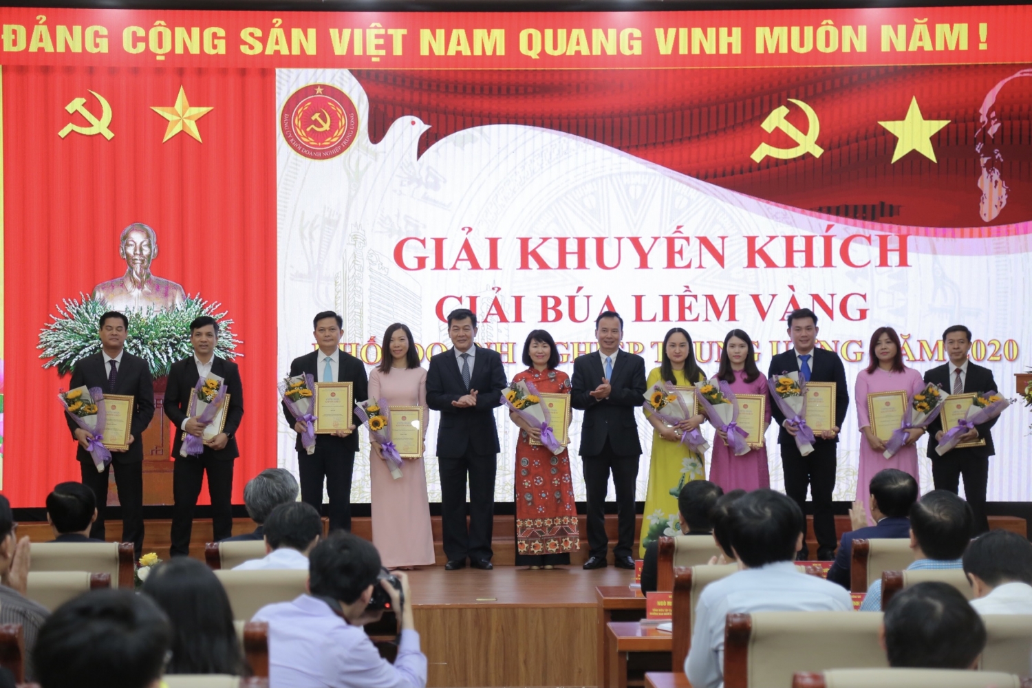 Tạp chí Năng lượng Mới đạt Giải C Giải Búa liềm vàng Đảng ủy Khối DNTW năm 2020