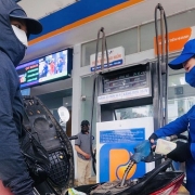 Giá xăng dầu lần thứ 4 tăng mạnh gần 1.000 đồng/lít