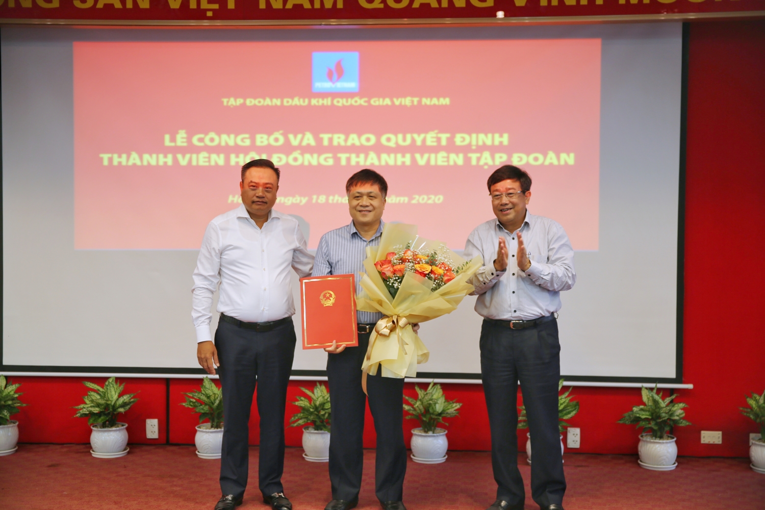 pvn cong bo va trao quyet dinh keo dai thoi gian giu chuc vu thanh vien hdtv