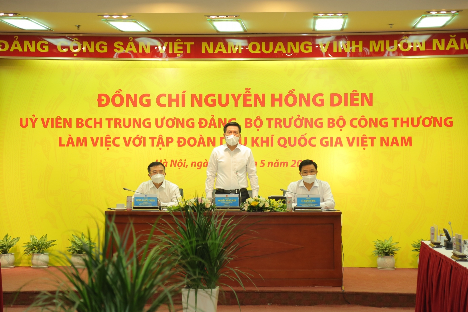 Bộ trưởng Nguyễn Hồng Diên làm việc với Tập đoàn Dầu khí Việt Nam