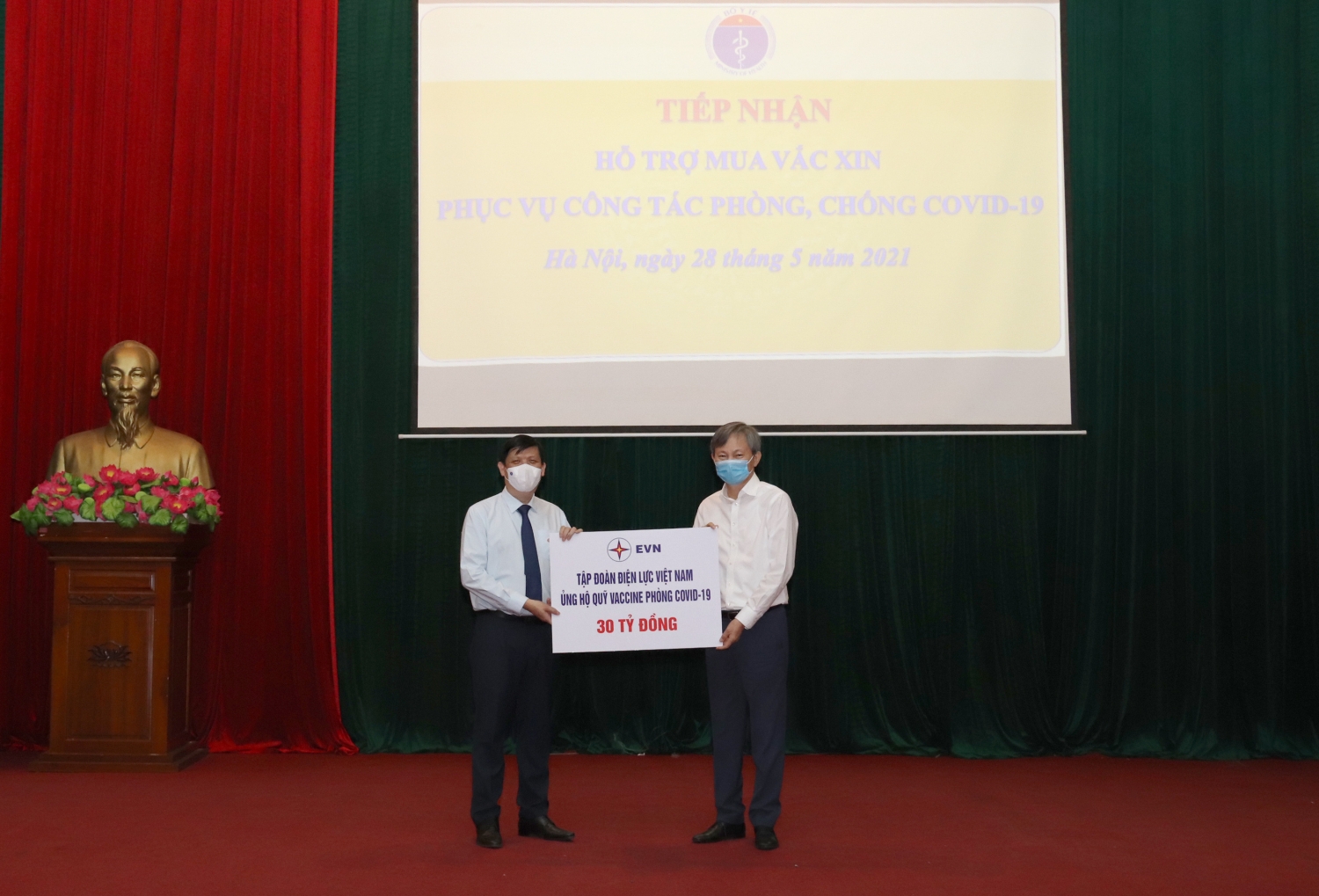Tổng giám đốc EVN Trần Đình Nhân trao ủng hộ 30 tỉ cho Quỹ vắc xin phòng Covid-19