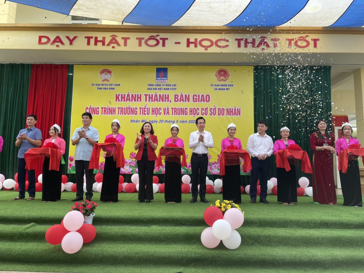 Các đại biểu thực hiện nghi thức cắt băng khánh thành công trình