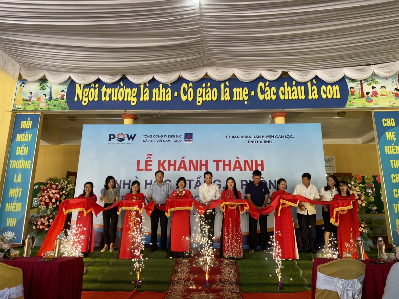 Các đại biểu cắt băng khánh thành công trình