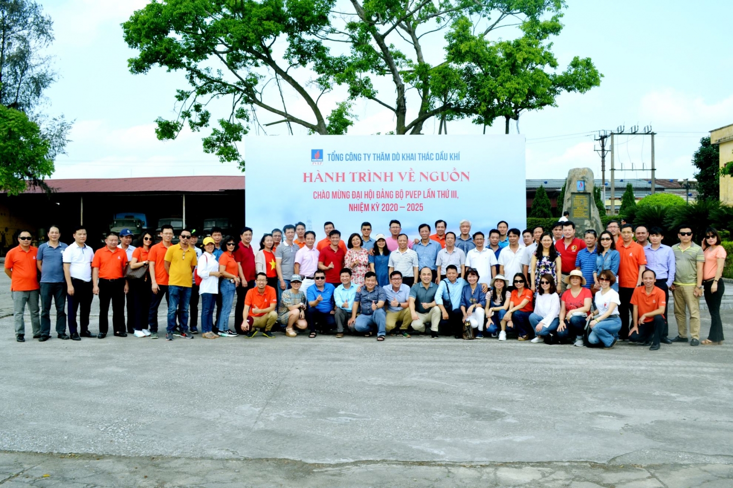 Đoàn Đại biểu Đại hội Đảng bộ PVEP lần III về nguồn tại mỏ Tiền Hải C doan dai bieu dai hoi dang bo pvep lan iii ve nguon tai mo tien hai c