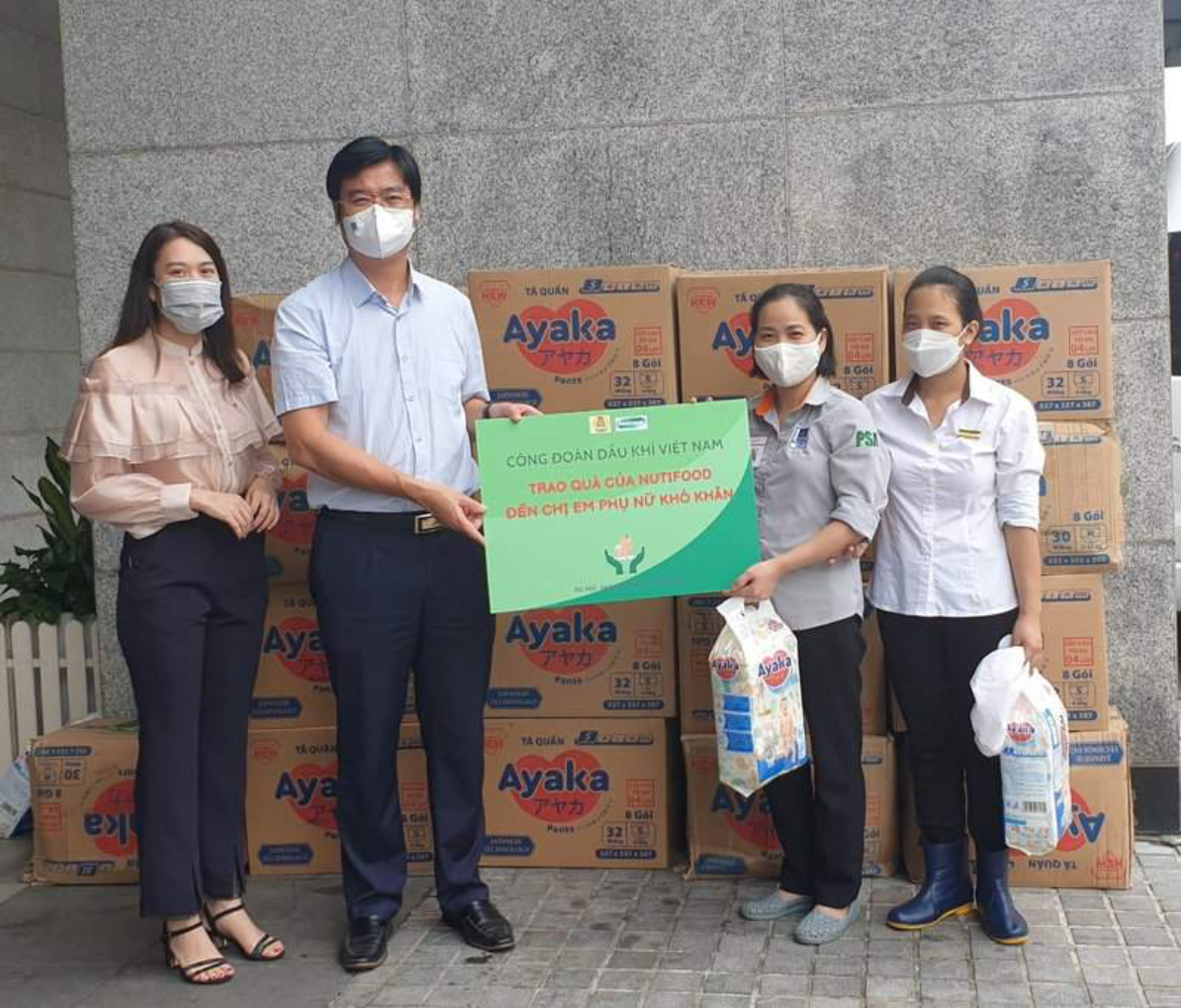 Công đoàn Dầu khí Việt Nam trao hỗ trợ nữ CBCNV khó khăn