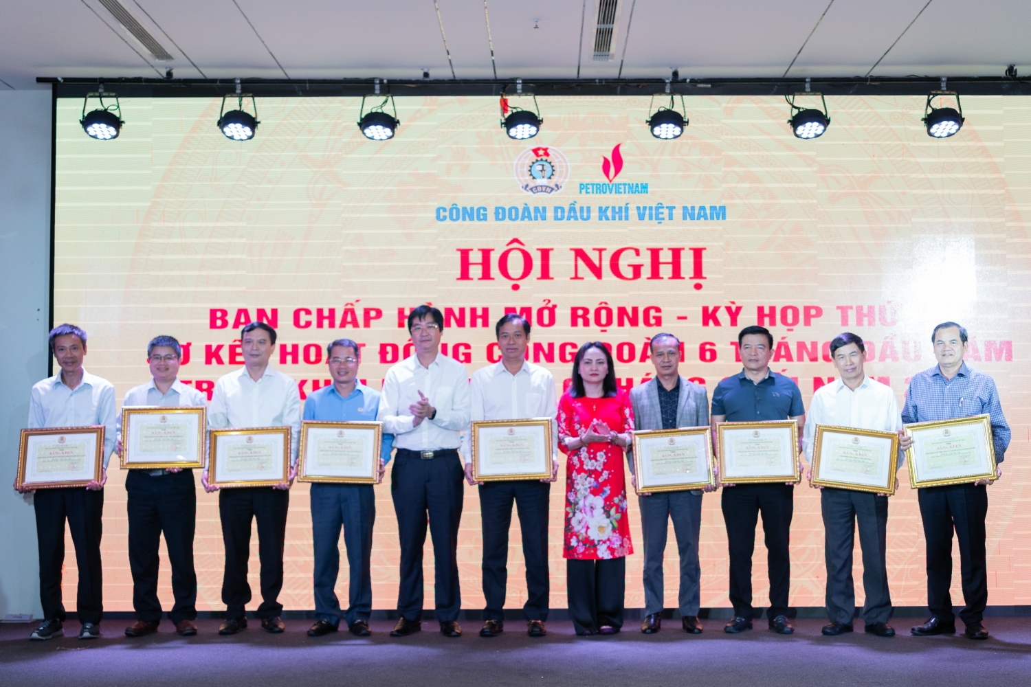 Lãnh đạo CĐ DKVN tặng Bằng khen cho các tập thể tích cực tổ chức các hoạt động Tháng Công nhân, Tháng hành động về Vệ sinh An toàn lao động năm 2022