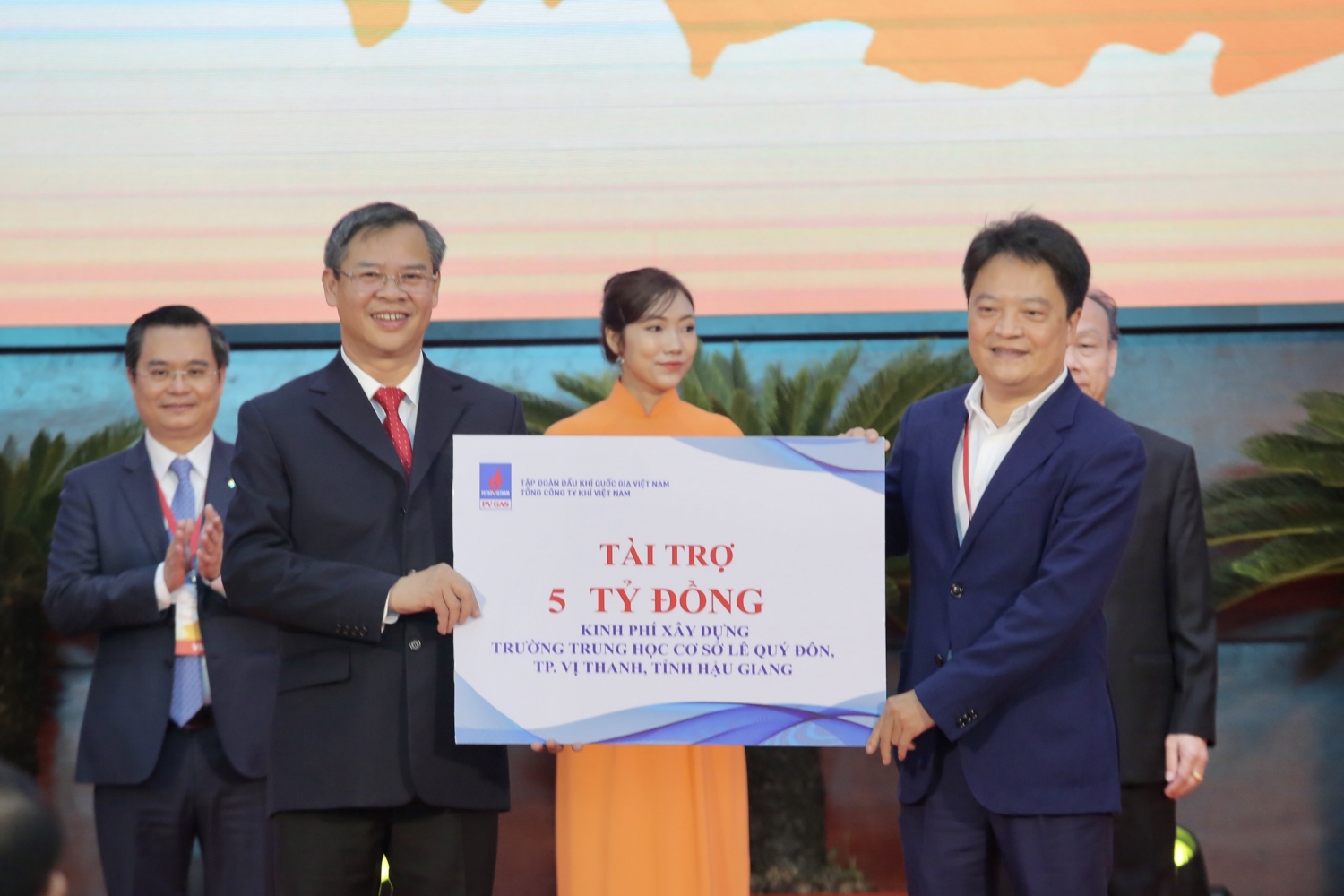 Petrovietnam và PV GAS trao tặng 10 tỷ đồng xây dựng trường học tại tỉnh Hậu Giang