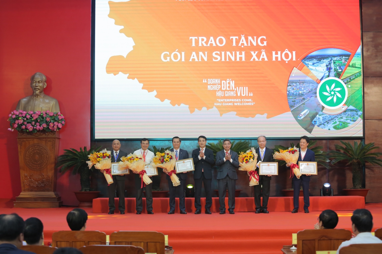 Petrovietnam và PV GAS trao tặng 10 tỷ đồng xây dựng trường học tại tỉnh Hậu Giang
