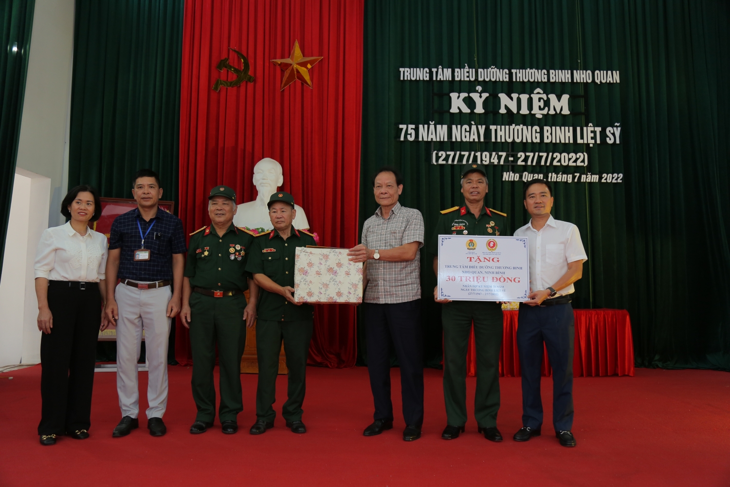CĐ DKVN thăm, tặng quà thương, bệnh binh tại Trung tâm Điều dưỡng thương binh Nho Quan