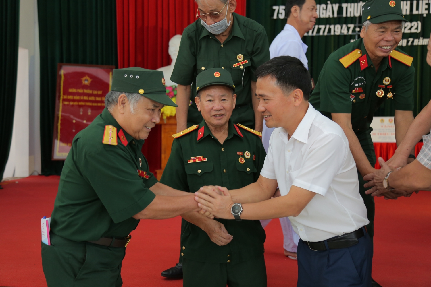 CĐ DKVN thăm, tặng quà thương, bệnh binh tại Trung tâm Điều dưỡng thương binh Nho Quan