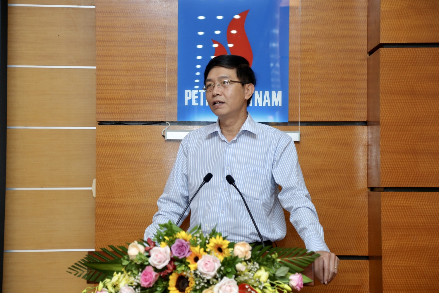 cham lo cho can bo huu tri the hien truyen thong nghia tinh cua nguoi dau khi