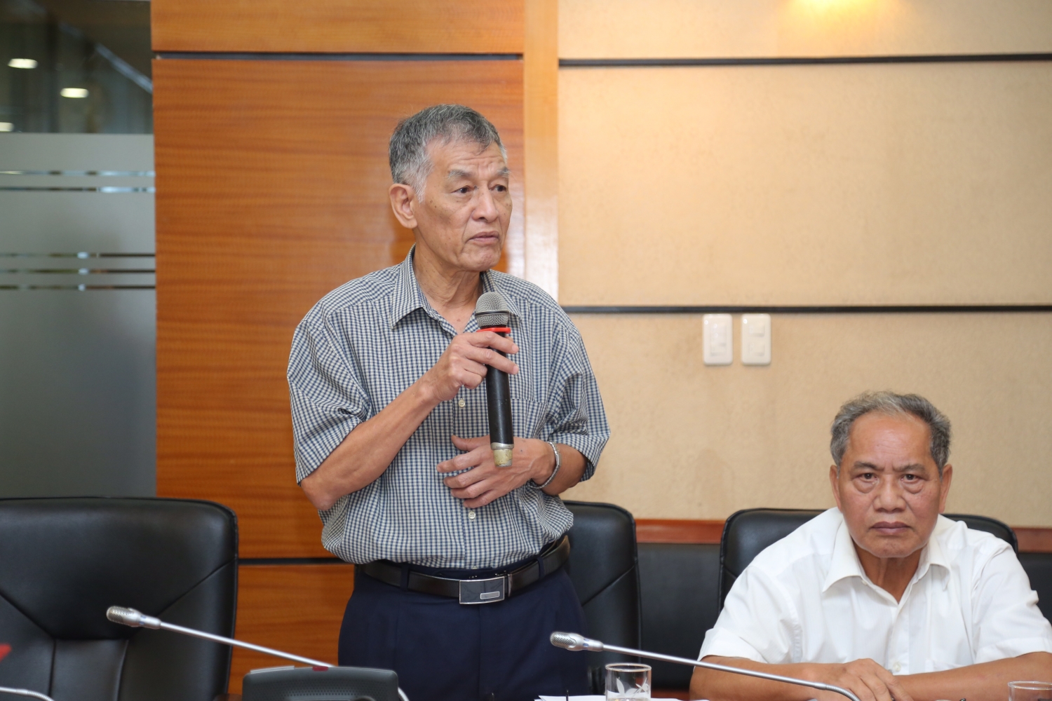 cham lo cho can bo huu tri the hien truyen thong nghia tinh cua nguoi dau khi