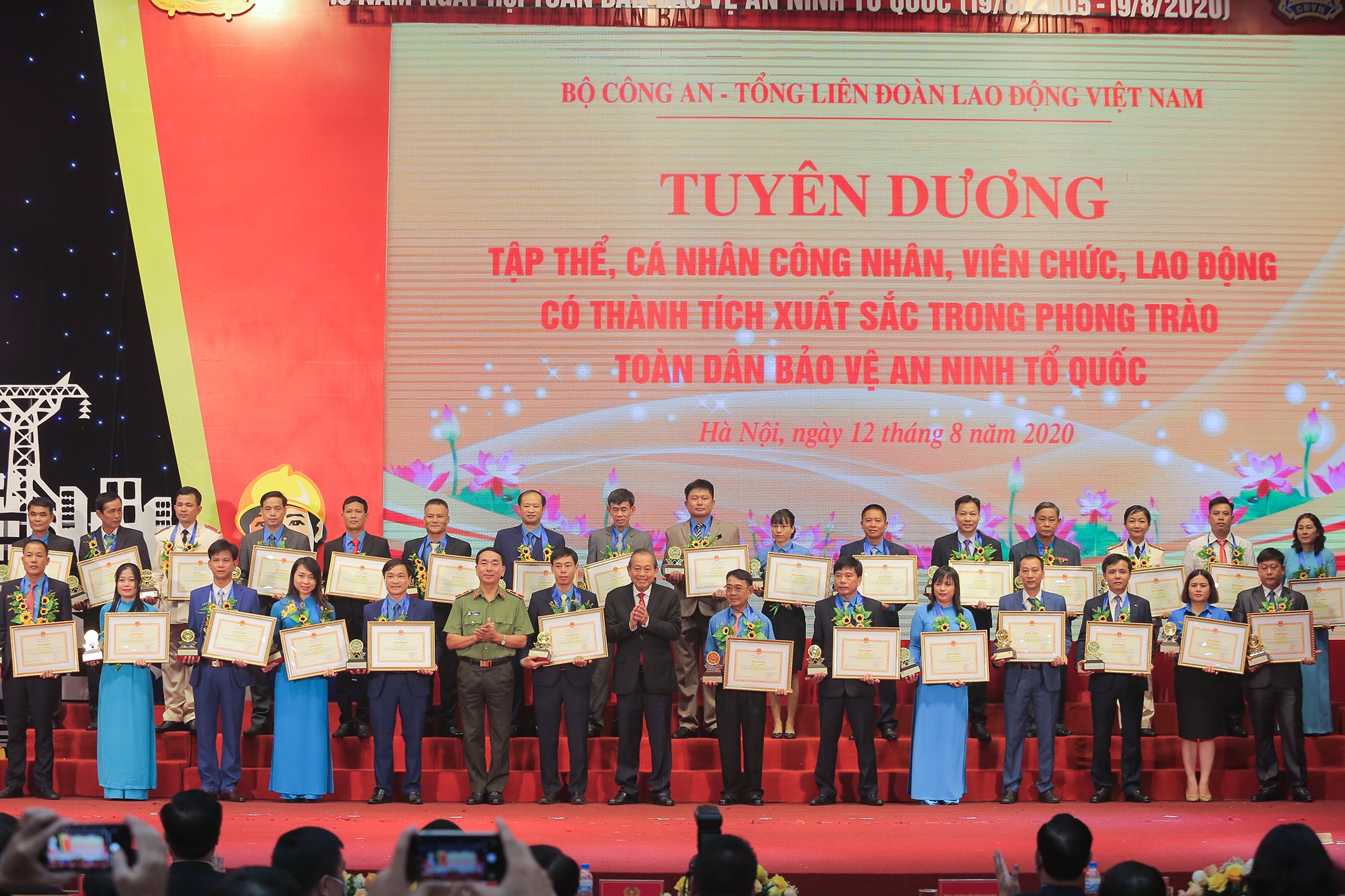 nguoi lao dong dau khi duoc tuyen duong trong phong trao toan dan bao ve an ninh to quoc