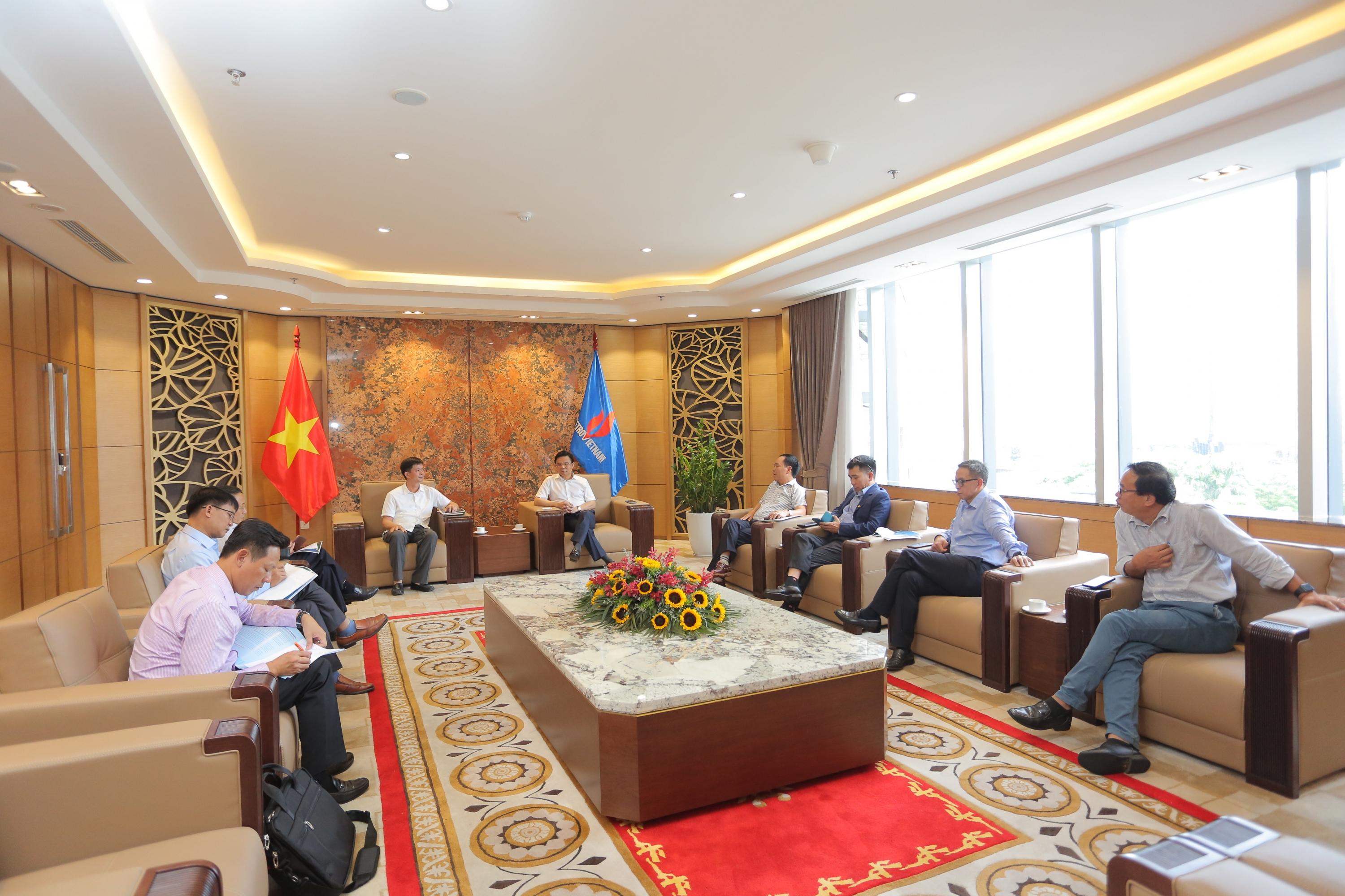 tong giam doc pvn le manh hung tiep lanh dao tinh quang tri