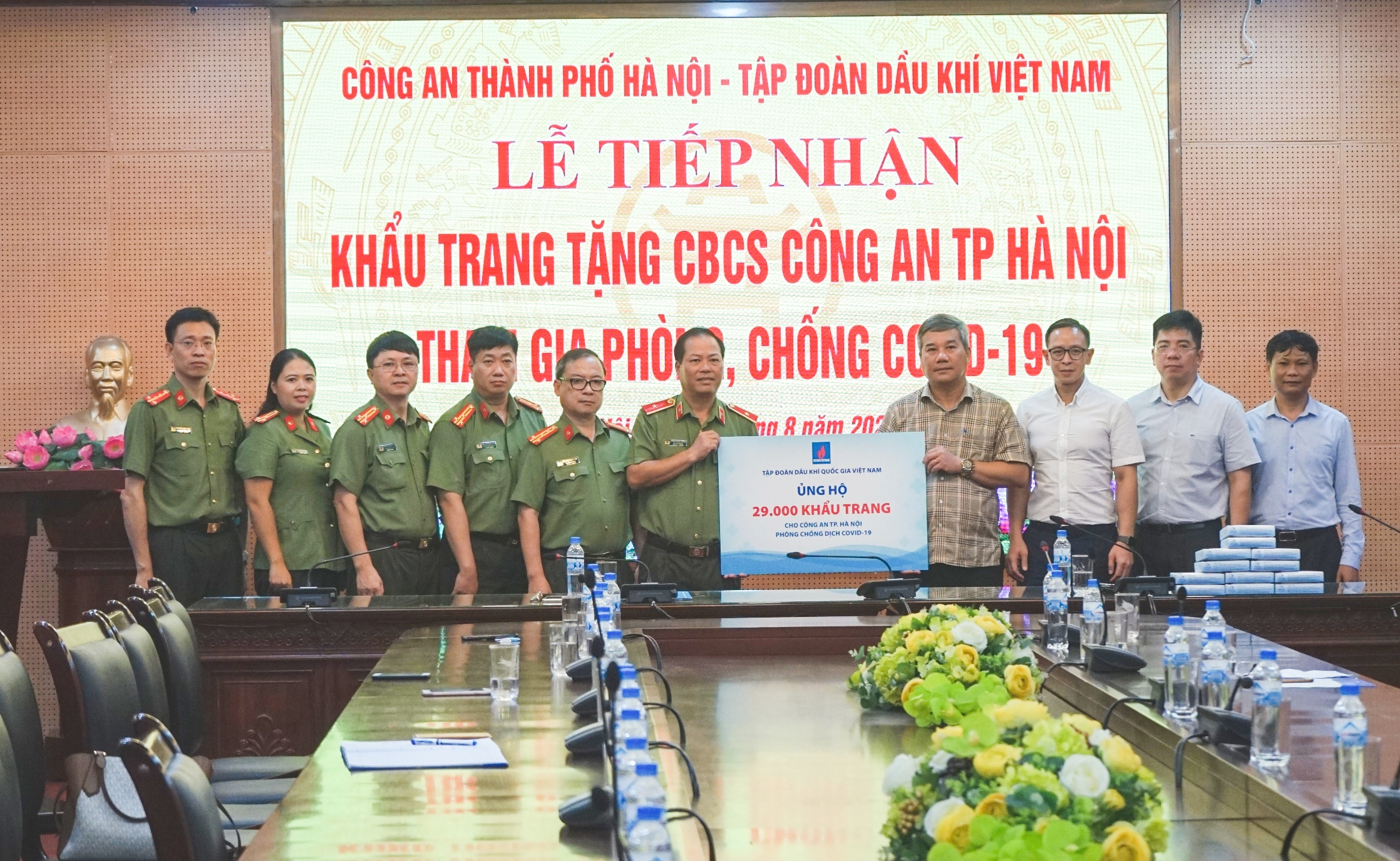 pvn-trao-tang-vat-tu-y-te-ung-ho-can-bo-chien-si-cong-an-tp-ha-noi-phong-chong-dich-covid-19