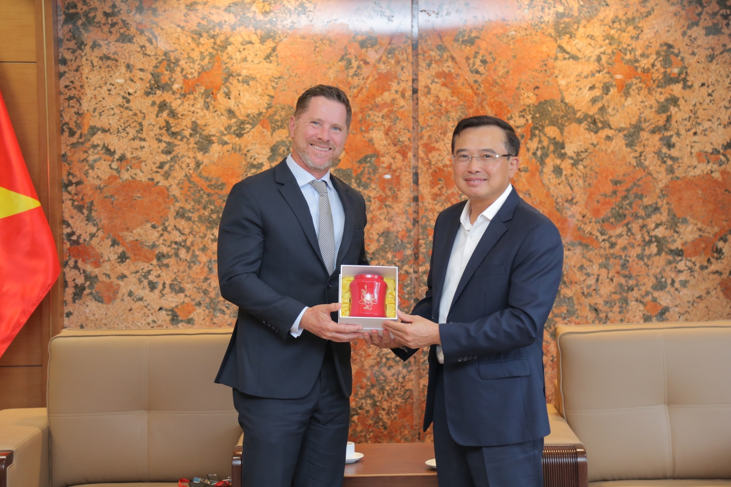 Petrovietnam và HSBC tăng cường hợp tác trong lĩnh vực năng lượng tái tạo
