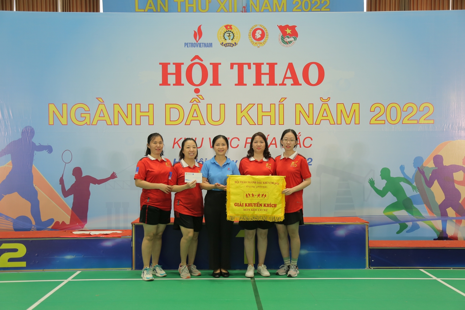 Đội PVFCCo giành chức vô địch ở các nội dung thi đấu đồng đội môn nhảy bao bố và kéo co