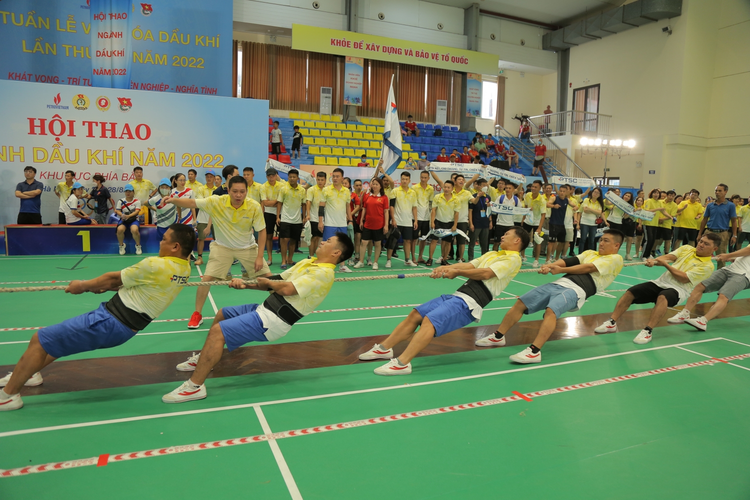 Đội PVFCCo giành chức vô địch ở các nội dung thi đấu đồng đội môn nhảy bao bố và kéo co
