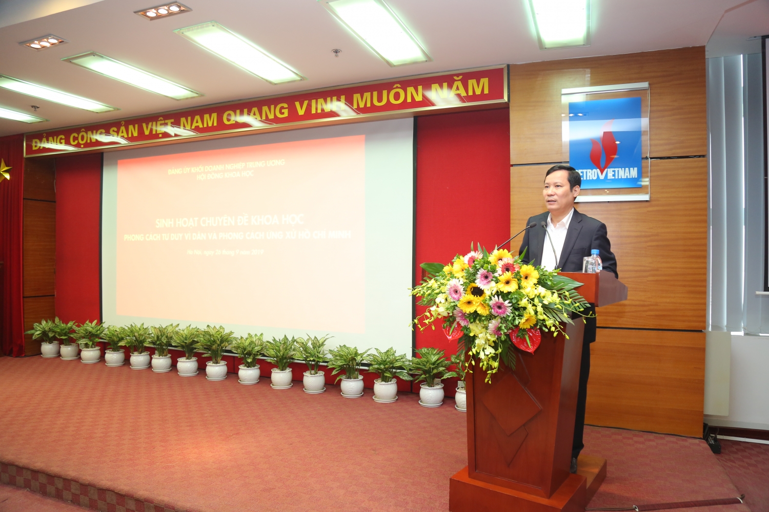 sinh hoat chuyen de phong cach tu duy vi dan va phong cach ung xu ho chi minh