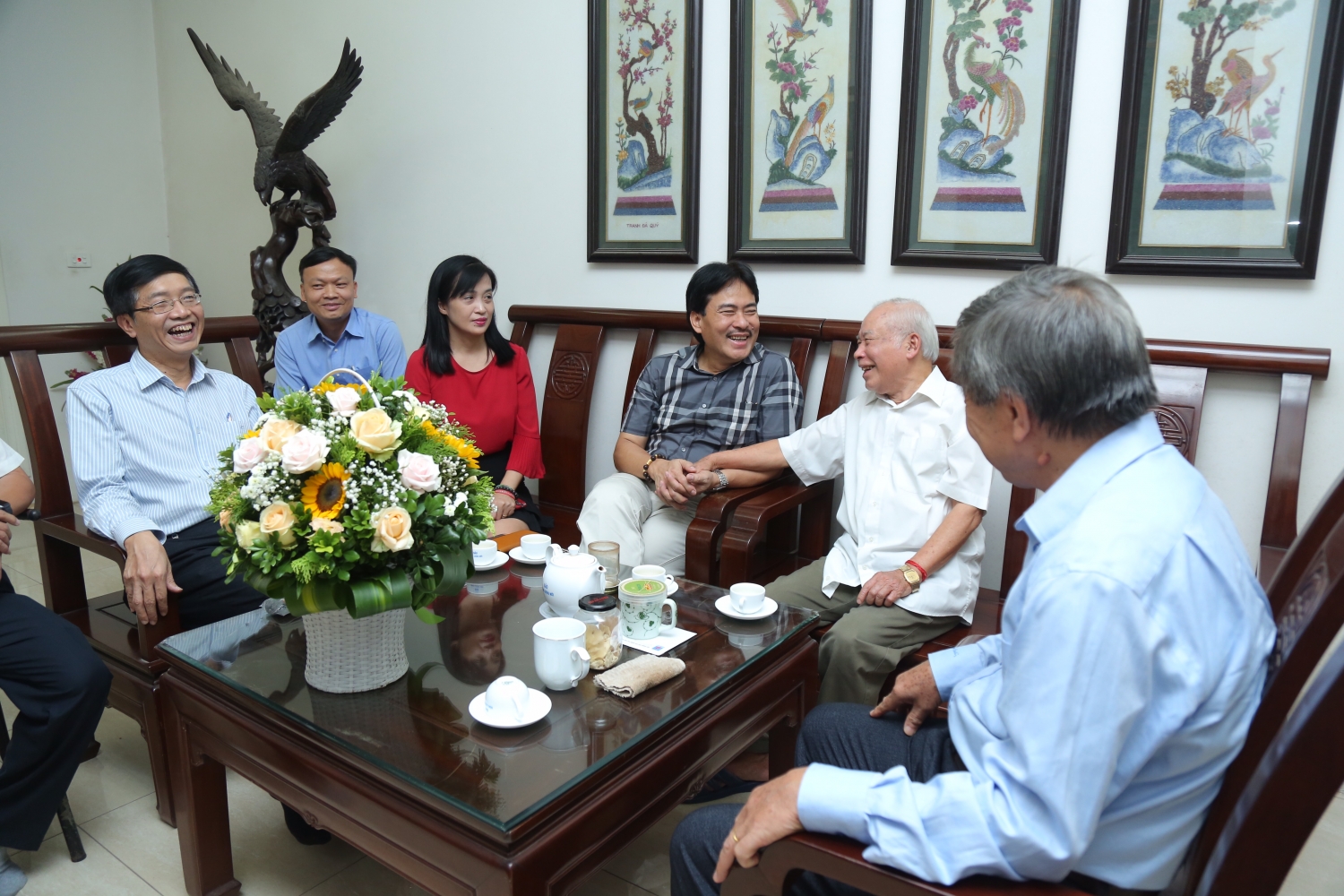 lanh dao pvn tri an chuc tho dong chi ho te