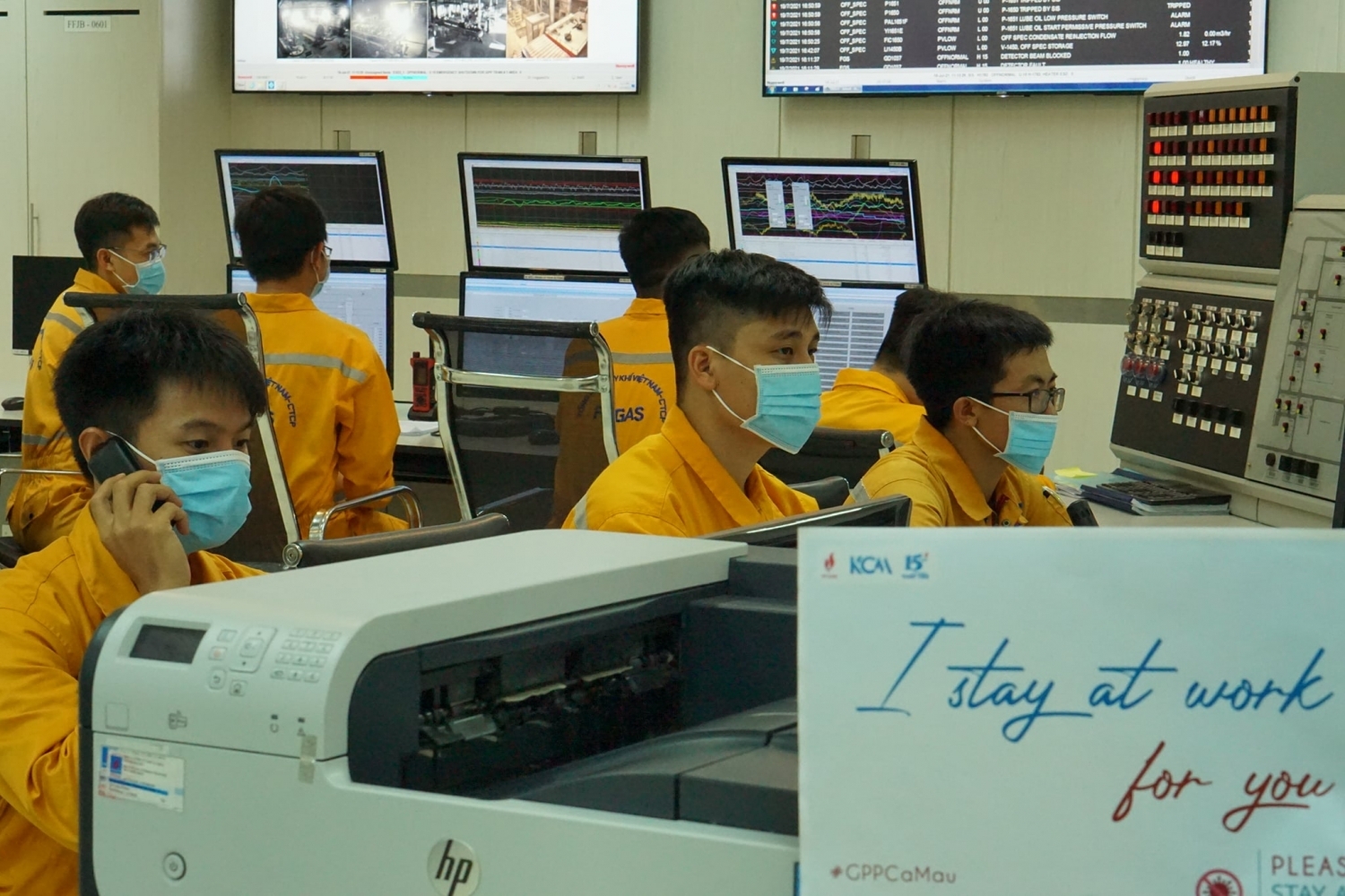  CBCNV làm việc “3 tại chỗ” tại Công ty Khí Cà Mau