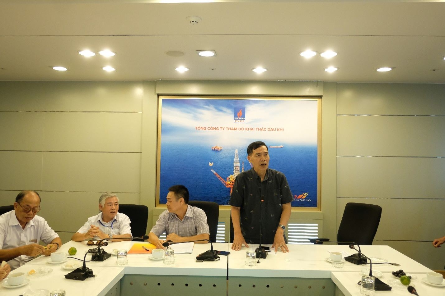pvep gap mat cac can bo huu tri nhan ngay quoc te nguoi cao tuoi