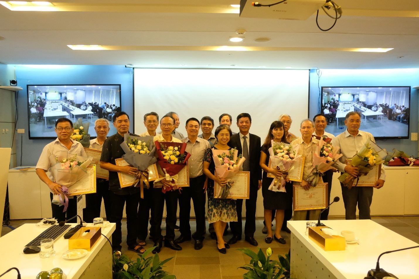 pvep gap mat cac can bo huu tri nhan ngay quoc te nguoi cao tuoi