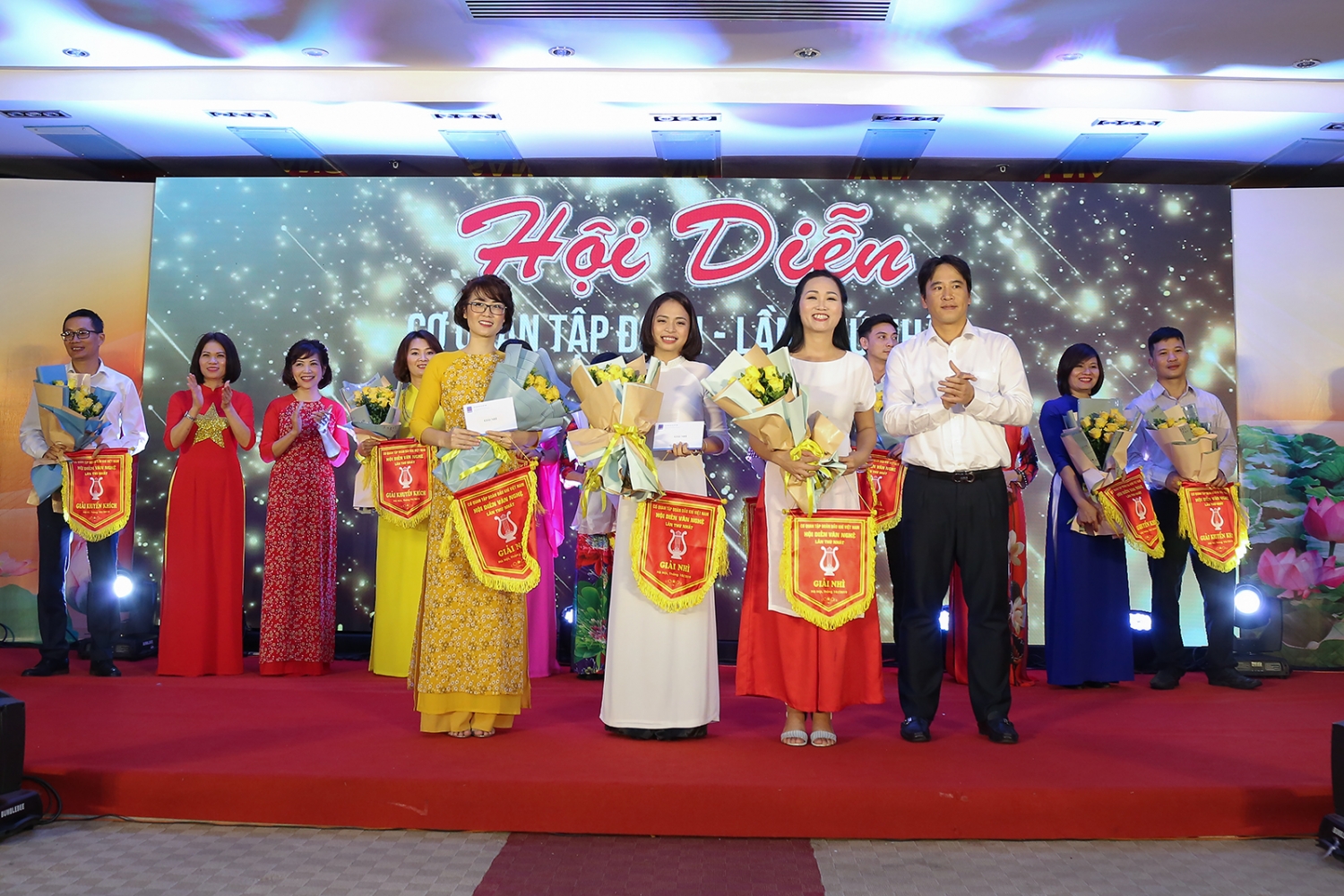 soi noi hoi dien van nghe co quan tap doan dau khi viet nam lan thu i