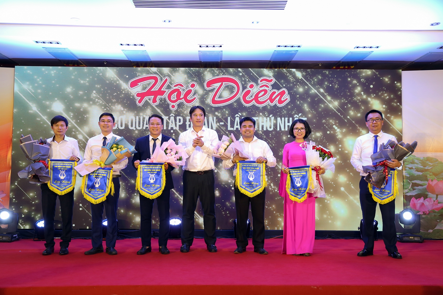 soi noi hoi dien van nghe co quan tap doan dau khi viet nam lan thu i