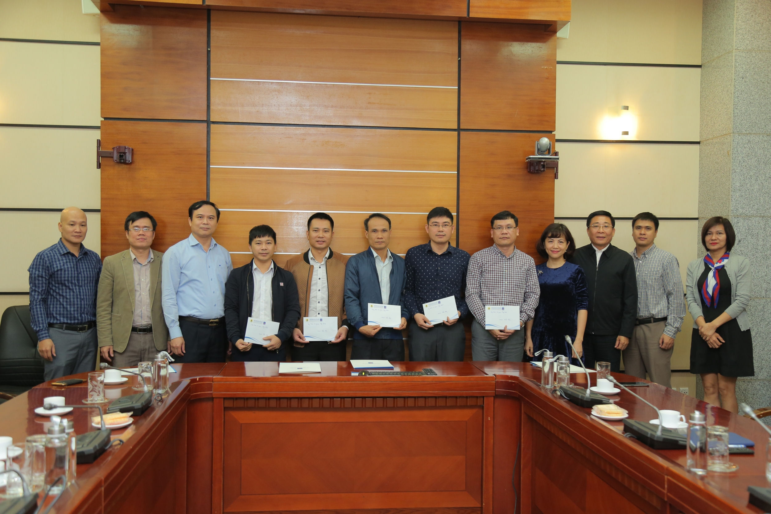 cong-doan-co-quan-tap-doan-tham-hoi-dong-vien-cbnv-co-gia-dinh-chiu-anh-huong-cua-bao-lu-1