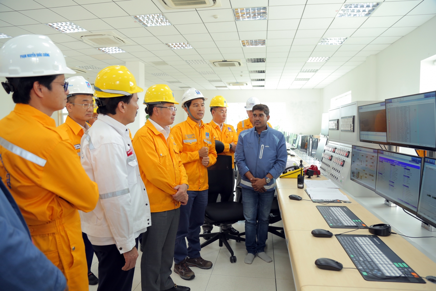 Chủ tịch HĐTV Petrovietnam Hoàng Quốc Vượng kiểm tra hoạt động tại phòng điều khiển trung tâm của dự án kho chứa LNG Thị Vải