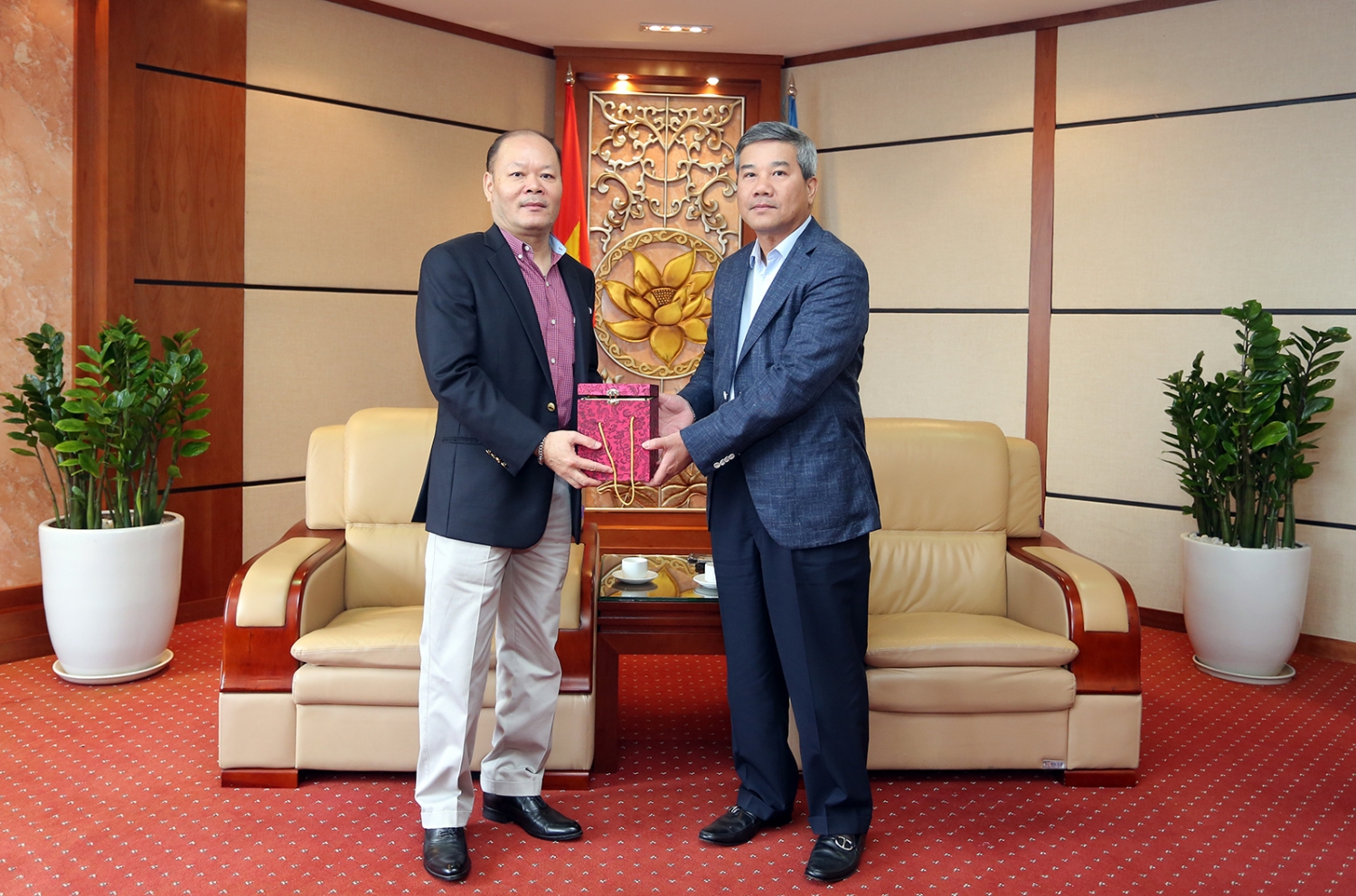 lanh dao petrovietnam tiep dai su dac menh toan quyen viet nam tai cong hoa angola
