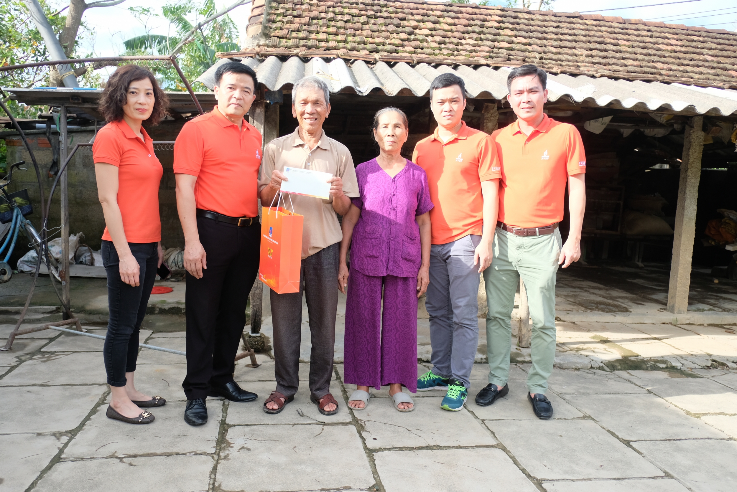 Đoàn công tác xã hội PVEP đến với đồng bào miền Trung