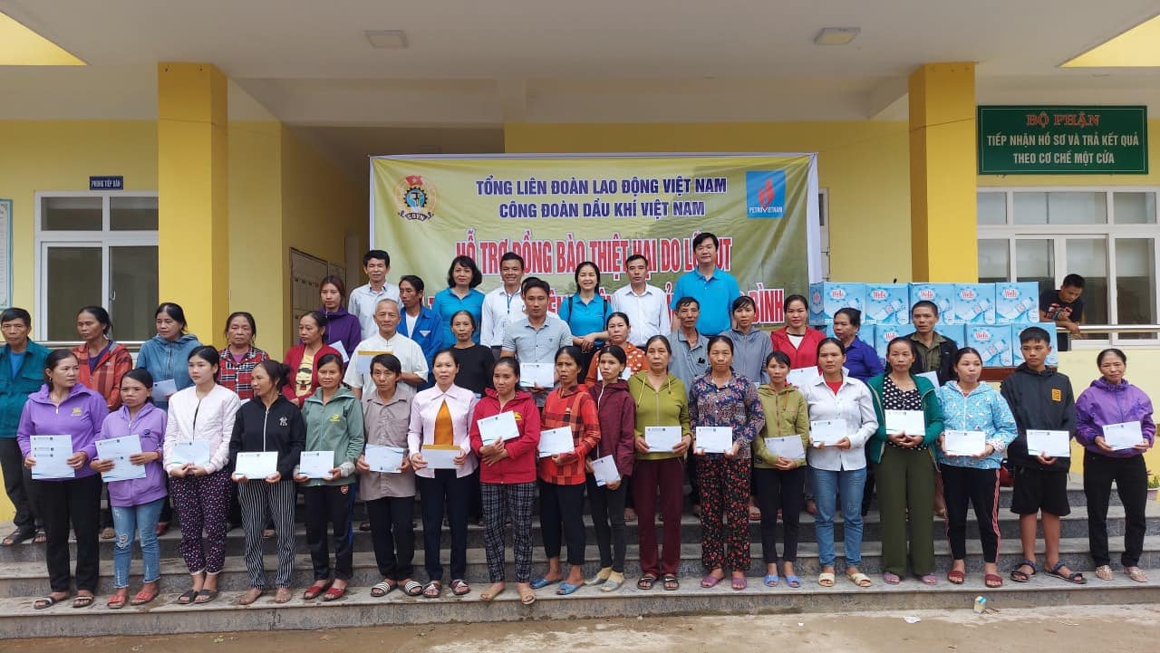 Công đoàn Dầu khí Việt Nam hỗ trợ đồng bào bị thiệt hại do lũ lụt tại Quảng Bình