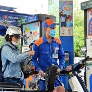 Liên bộ Công Thương - Tài chính chi mạnh Quỹ bình ổn để ghìm đà tăng giá xăng dầu