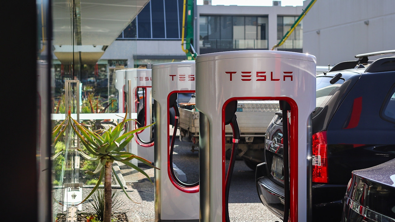 Tesla lần đầu cho các xe điện khác kết nối vào trạm sạc